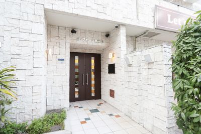 1階にコインランドリーがある建物です。 - Namba-studioの外観の写真