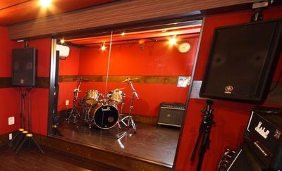 音響スピーカーが常設 - スタジオパックス 南浦和店 音楽スタジオの設備の写真