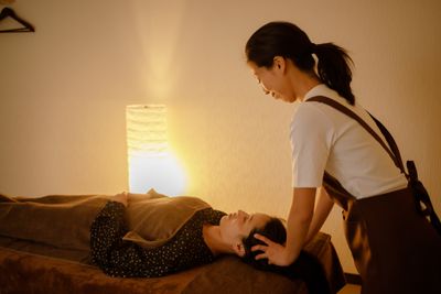 間接照明を使った施術の様子。（こちらの間接照明は無料でご利用頂けます！） - POCKET LAB レンタルサロン POCKET LAB レンタルサロン #７の室内の写真