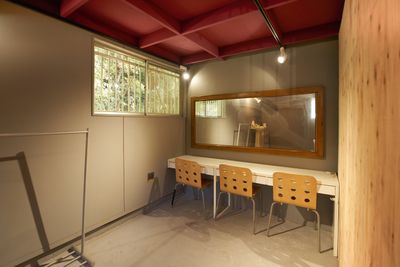 個室タイプの楽屋は大きな鏡が設置されています。 - Studio Go Wild 森の中の撮影スタジオ「Studio Go Wild」の設備の写真