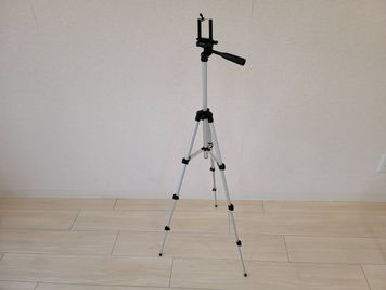 動画撮影用の三脚は無料でお使いいただけます。 - スタジオ白猫屋　青葉台店 白猫屋青葉台店配信可能レンタルダンススタジオの設備の写真
