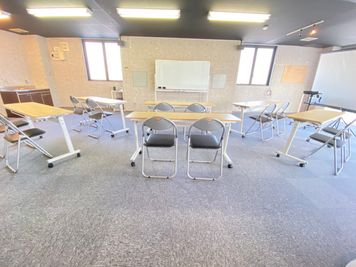 レンタルスペース八女市役所前 20名収容◆パーティー/WEB会議/事務所利用/楽器演奏の室内の写真