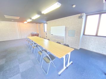 レンタルスペース八女市役所前 20名収容◆パーティー/WEB会議/事務所利用/楽器演奏の室内の写真