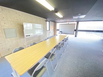 レンタルスペース八女市役所前 20名収容◆パーティー/WEB会議/事務所利用/楽器演奏の室内の写真