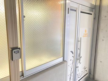 レンタルスペース八女市役所前 20名収容◆パーティー/WEB会議/事務所利用/楽器演奏の入口の写真