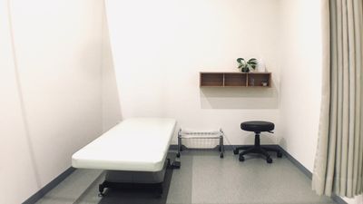 電動昇降ベッド完備で一般的な鍼灸施術や整体、カイロなどにご利用ください！ - レンタルサロン　アイリー