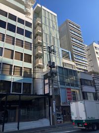 目の前の道路から見たビル当ビル（全階ガラス張り） - フィアルサロン【渋谷／表参道／南青山】🎹ピアノ📶高速WIFI 防音室C(P)【電子ピアノ】WIFI即決のその他の写真