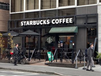 隣のビルにはスターバックスが御座います。駅から来られる際には目安になります。 - フィアルサロン【渋谷／表参道／南青山】🎹ピアノ📶高速WIFI 防音室C(P)【電子ピアノ】WIFI即決のその他の写真