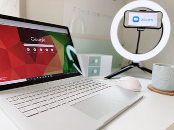 スタンドライト、PCスタンドあり - トーノア🏠新大阪 テレワーク、商談、ビジネス、作業の室内の写真