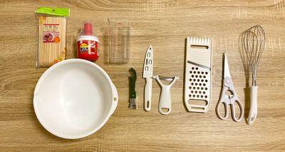 調理器具②ボウル、竹串、油引き、計量カップ、3wayオープナー、包丁、ピーラー、スライサー、キッチンハサミ、泡立て器 - トーノア🏠新大阪 テレワーク、商談、ビジネス、作業の室内の写真