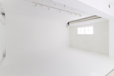 白ホリゾント
壁と床の境目がわからないように、壁がR状になっています。
 - 株式会社ファイブシーズン Oto.STUDIOの室内の写真