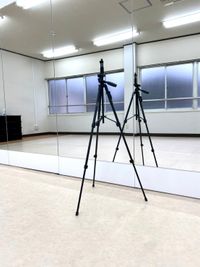 スマホ・カメラ対応の三脚があるから動画撮影が可能。 - 阪神尼崎レンタルスタジオD2D 阪神尼崎エリアで最安値級【ダンスができるレンタルスタジオ】の設備の写真