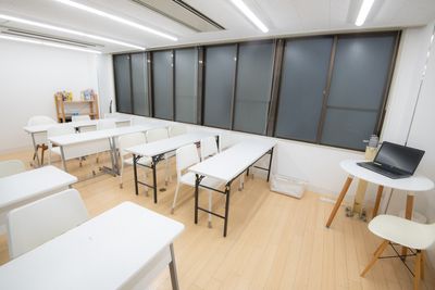 難波CITY南館前多目的スペース 15名まで可！清潔で静か、使いやすい左側部屋の室内の写真