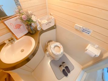 補助便座・除菌スプレー・音姫♪ - 新大阪駅2分♪MSPACE 【パラム新大阪駅前】100インチスクリーン/高性能プロジェクターの設備の写真