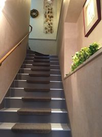 お履物は入ってすぐの下駄箱へ、階段は段差が少なく、手すりがございます
 - スペースMUTO・SOKO　 多目的スペースならここ！(2階）の室内の写真