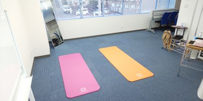 ヨガマット置いた様子1 - レンタルスペースひだまり 会議/教室/サロン/撮影/ヨガの室内の写真