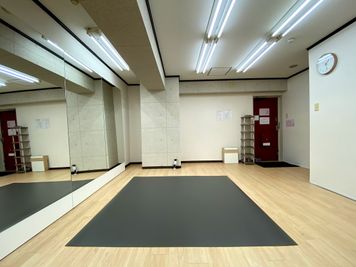 バレエ専用のTMフロアも置いておりますのでバレエの個人レッスンにもご利用いただけます。 - レンタルスタジオ キブラの室内の写真