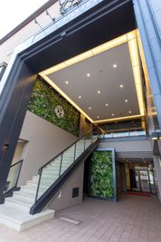 階段もしくはエレベータから2Fフロントまでお越しくださいませ。 - H.B.P HOTEL 会議室、セミナー、教室、オフ会等の外観の写真