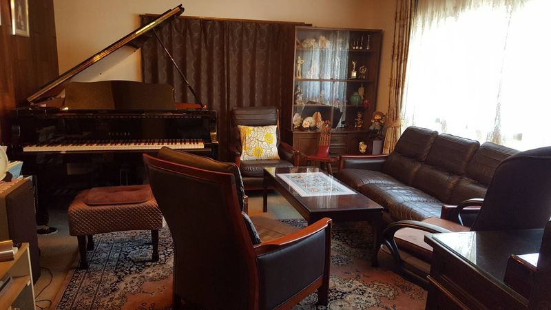 サロン内 - グランドピアノサロン 風の音 縦型ピアノ利用（２名様以内）の室内の写真