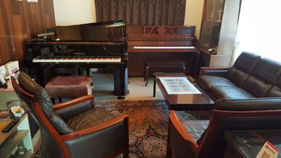 サロン内 - グランドピアノサロン 風の音 縦型ピアノ平日３時間以上利用優待の室内の写真