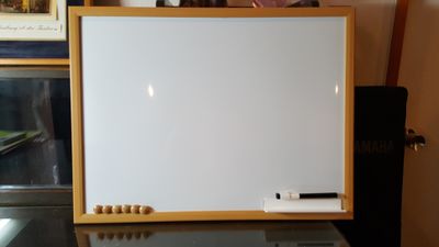 小型ホワイトボード - グランドピアノサロン 風の音 縦型ピアノ平日３時間以上利用優待の設備の写真