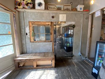 こちらがミーティングルーム入口です - さがつく craft & cafe　レンタルスペース ミーティングルームの入口の写真