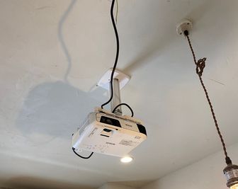 常設プロジェクターは無料でご利用いただけます - さがつく craft & cafe　レンタルスペース ミーティングルームの設備の写真