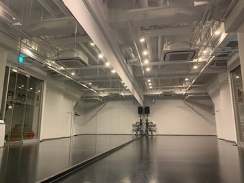 調光した状態で左側から撮影 - STUDIOFLAG高田馬場1号店の室内の写真