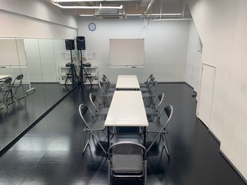 ・会議机3台
・会議椅子12脚
・丸椅子5脚
・ホワイトボード1つ
 - STUDIOFLAG高田馬場1号店の設備の写真