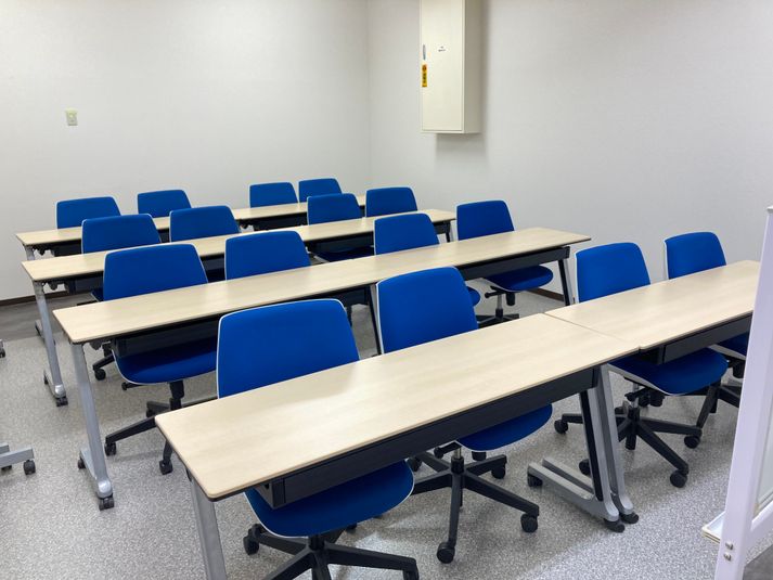 第１会議室16席（1～16名様）個室 - TAKASAKI BASE