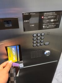 カードキーをかざしてポストへ返還してください - 銀座 トレーニング ジム レンタルジム、プライベートジムの入口の写真