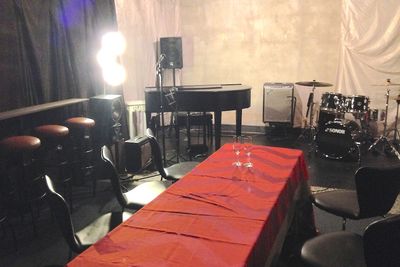 九段イベントスペース「KIRA」 ピアノドラム常設のライブスペースの室内の写真