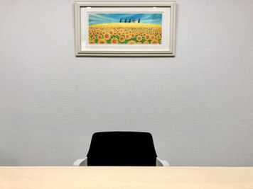 会議室内の背景が2トーンですので、リモート会議などで雰囲気を変えて使用できます。
（背景１：「ひまわりの丘」の絵画） - 貸会議室biz大泉学園 【●会議●リモート●取材】の室内の写真