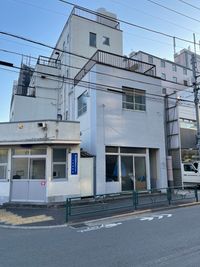 大久保通りに面する4階建てのビルの２階になります。隣はメルセデスベンツ中野店がありますので、タクシーで向かう際も伝えやすくなっています。
 - 撮影スタジオ　Studio62 写真、動画の撮影スタジオの外観の写真