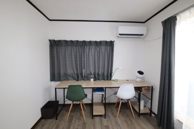 デスク2台 - レンタルスペース「武州長瀬」 テレワーク、書斎部屋、瞑想部屋の室内の写真