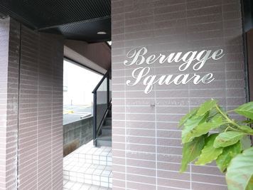 入口♪【センター北駅、徒歩１分】☆OPEN特別価格☆会議室／ミーティング／各教室／テレワーク／撮影★Wi－Fi・モニター・ホワイトボード・空気清浄★コロナ対策 - Ready Room センター北、貸し会議室の入口の写真