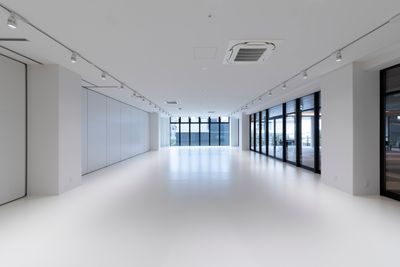 80坪のスペースを移動型の壁で分割し40坪のスペースとして使用する事も可能です。 - カイタックスクエアガーデン イベントスペース「Whask」の室内の写真