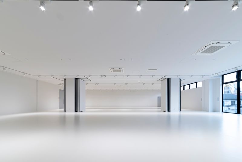 九州最大規模のイベントスペースで、80坪(264.46平米)の好立地かつ、四方オールホワイトな空間でどのような企画にも適したデザインになっています。 - カイタックスクエアガーデン イベントスペース「Whask」の室内の写真