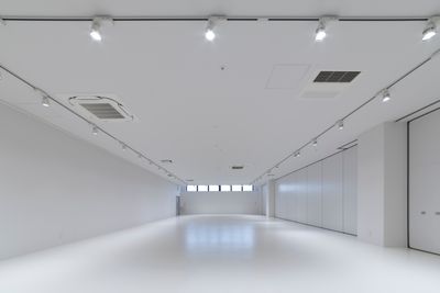 調光ライト、ピクチャーレール完備。 展示会やセミナー、大型会議でもご利用頂けます。 - カイタックスクエアガーデン 「Whask」半面利用の室内の写真