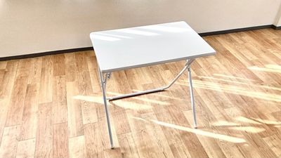 テーブルのサイズは、天板70cm×45.5cm、高さ66cmになります。 - レンタルスタジオDAYS 与野店 レンタルスタジオDAYS 与野２階の設備の写真