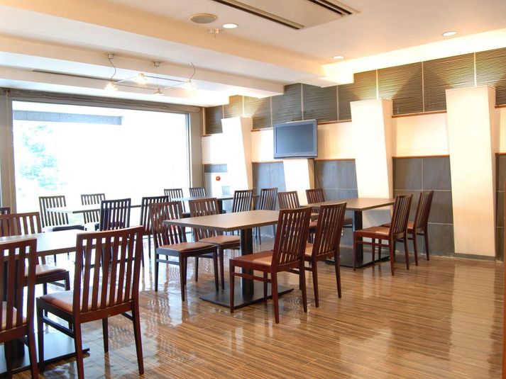 ホテルウィング須賀川 2Fロビー 多目的スペースの室内の写真