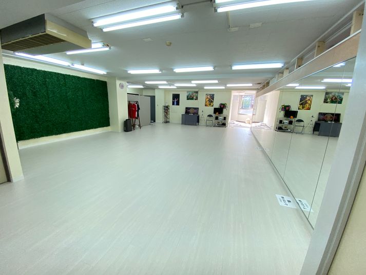 広々とした75平米のスタジオ。幅8.8mのフラットな大型ミラー付き。 - 大森海岸ダンススタジオ レンタルスタジオの室内の写真