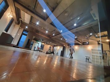 天井も広々と高々で開放的な空間を感じられます。 - カリマ高崎 高崎市のレンタルスタジオ、ダンス、会議室、セミナーに｜カリマ高崎の室内の写真
