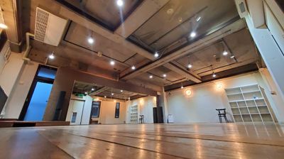 ウッド調のフローリングで木目の温もりを感じられる空間 - カリマ高崎 ダンス、ヨガ、イベントスペースにの室内の写真
