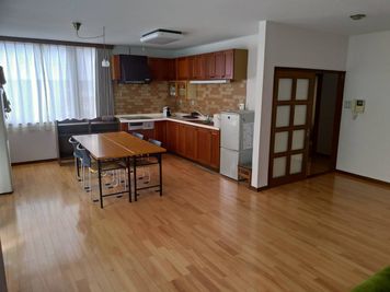 コミュニティサロンとして利用など、20畳のキッチン付きの部屋は各種お教室やワークショップなどに最適です。 - おうちスペースflat