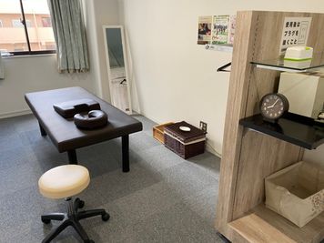 南向きの明るい御部屋になりますが、外部からの室内への視線が気になる場合はカーテンをお閉め下さい。 - 本厚木サロン ぽっぽスタイル Room Bの室内の写真