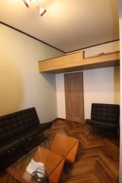 リビングスペース
リビングソファー（3人掛け）を設置しています。
写真のロフトは使用禁止となっております
 - レンタルスペース「武州長瀬」 会議室、リモートオフィス、サロンの室内の写真