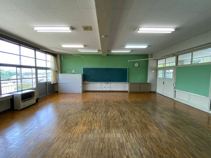 8m x 8m の一般的な小学校の教室サイズです。机や椅子がない状態となります。 - 没頭空間 八ヶ岳コモンズ 普通教室（４年生）の室内の写真
