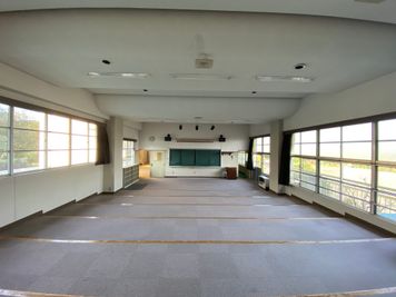 眺めの良い2Fにある音楽教室。音楽イベントやプレゼンイベントなどに最適です - 八ヶ岳コモンズ