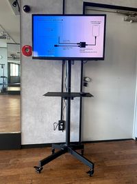 モニターです。
パソコンやスマートフォンと接続してご利用ください。テレビは映りません。

【注意：スマートフォンなど接続時に、アダプターご使用される場合は映像が少し遅れます。ご了承ください。】 - レンタルスタジオソメル ダンススタジオの設備の写真